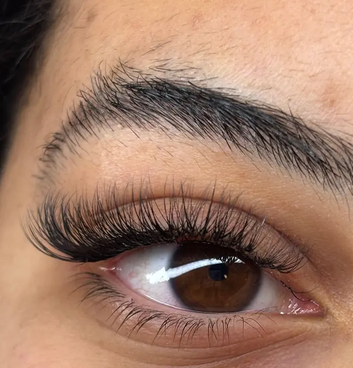 Pose d’extensions de cils sur mesure