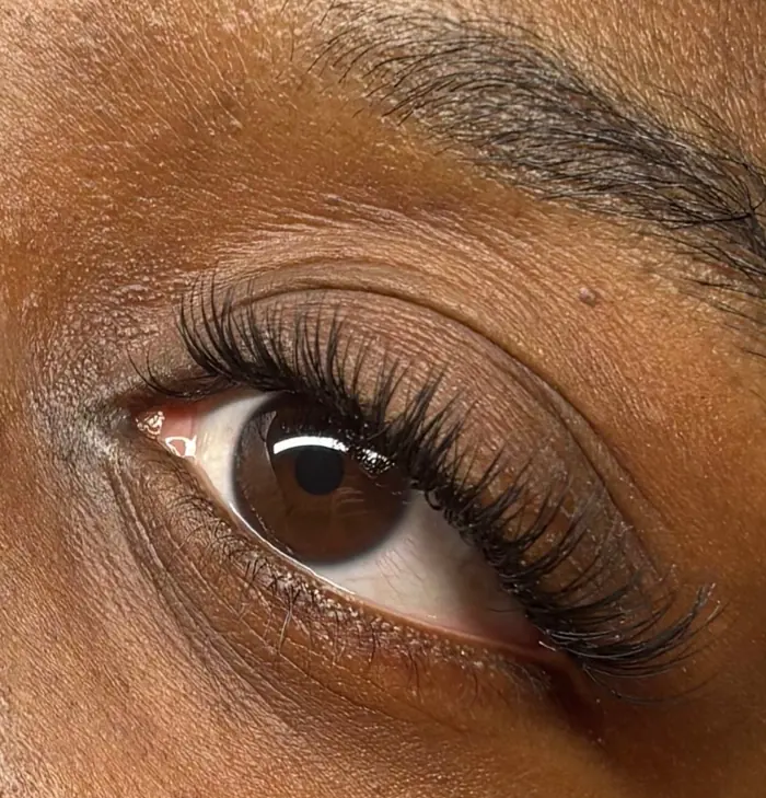 Regard sublimé par des extensions de cils chez Sahyla
